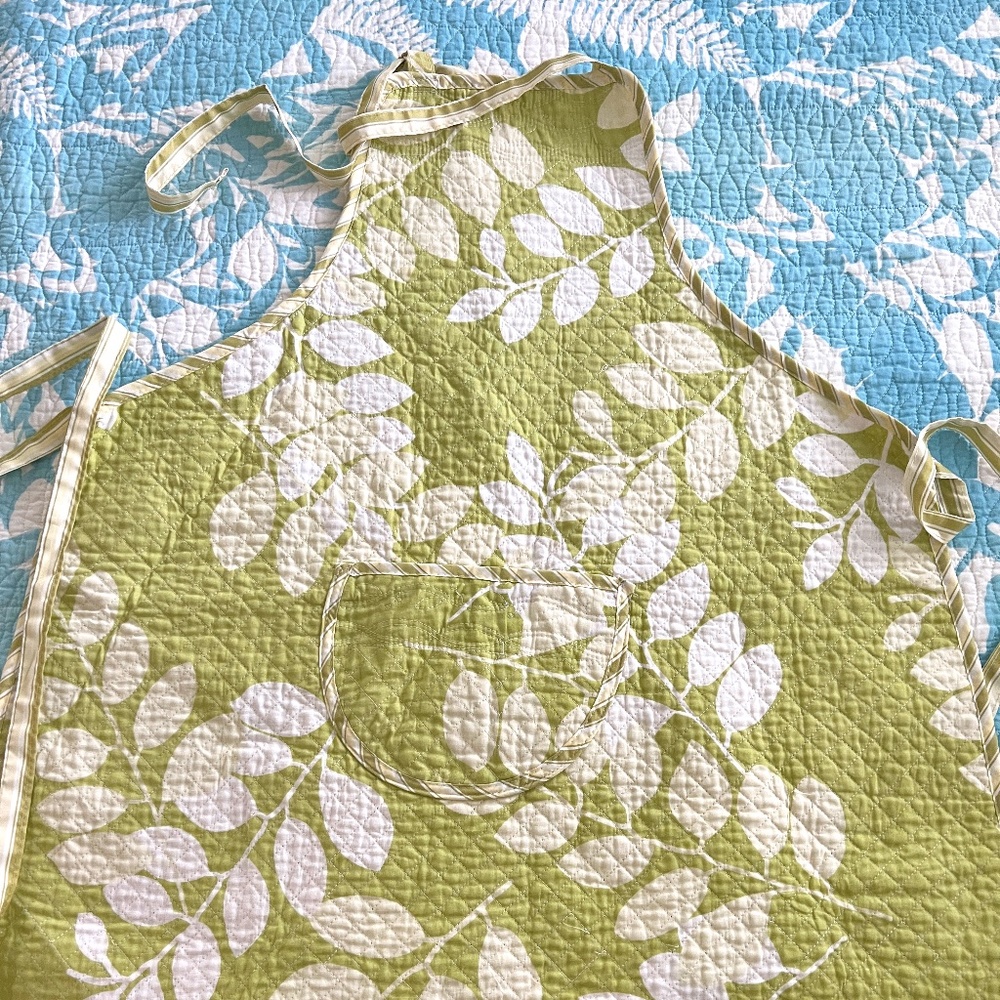 Hawaiian Apron full cover quilted tie in back and behind neck NEW